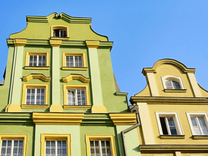 Mit Silikat Fassadenfarbe gestrichener Altbau mit Stilfassade in grün und gelb